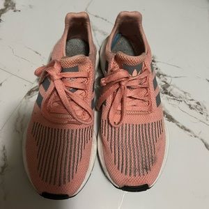 adidas pink swift run